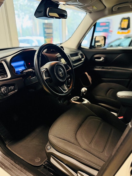 Jeep Renegade 12 of 22