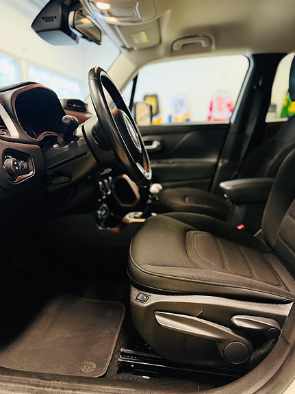 Jeep Renegade 13 of 22