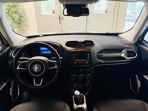 Jeep Renegade 16 of 22
