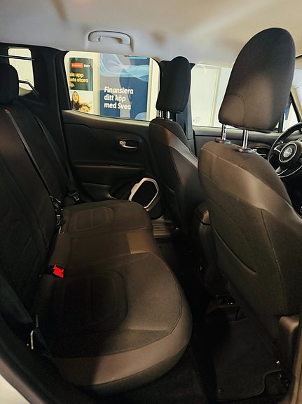 Jeep Renegade 19 of 22