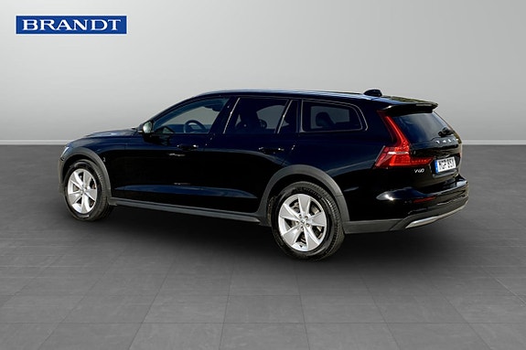 Volvo V60 Cross Country 2 of 9