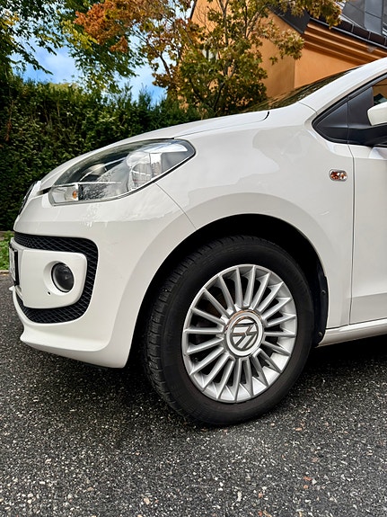 Volkswagen UP! 3 of 9