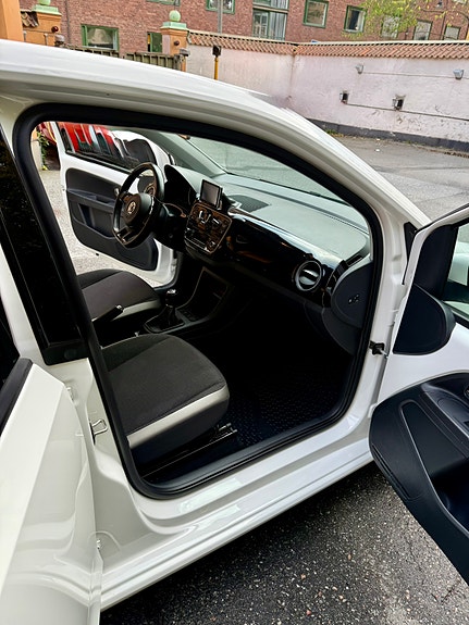 Volkswagen UP! 4 of 9