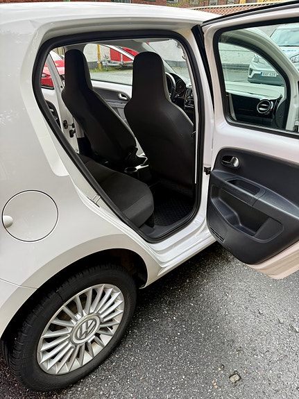 Volkswagen UP! 5 of 9