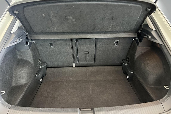 Volkswagen T-Roc 17 of 23