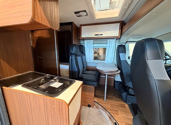 Pössl campervan Globestar 640 DK 6 of 13