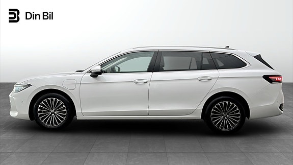 Volkswagen Passat 2 of 19