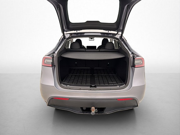 Tesla Model Y 29 of 30