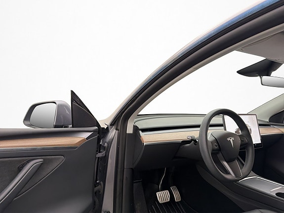 Tesla Model Y 11 of 30