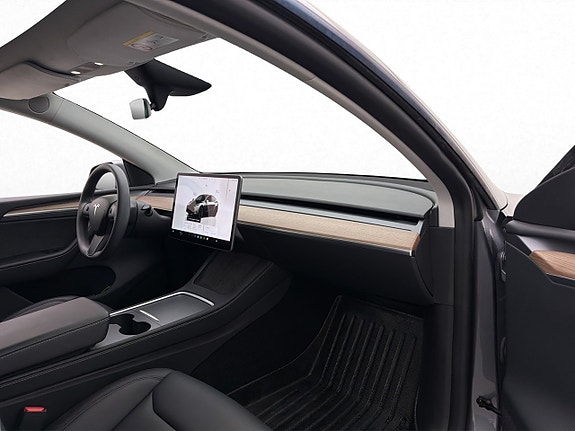 Tesla Model Y 26 of 30