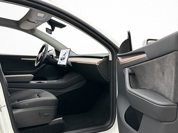 Tesla Model Y 25 of 30