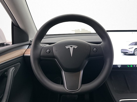 Tesla Model Y 15 of 30