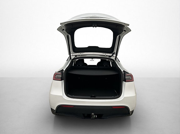 Tesla Model Y 27 of 30