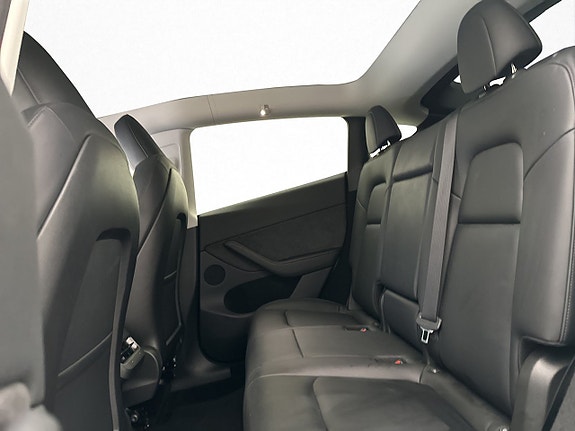 Tesla Model Y 26 of 30