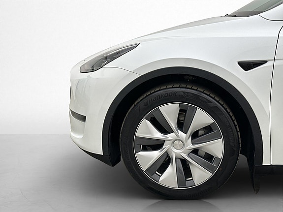 Tesla Model Y 29 of 30