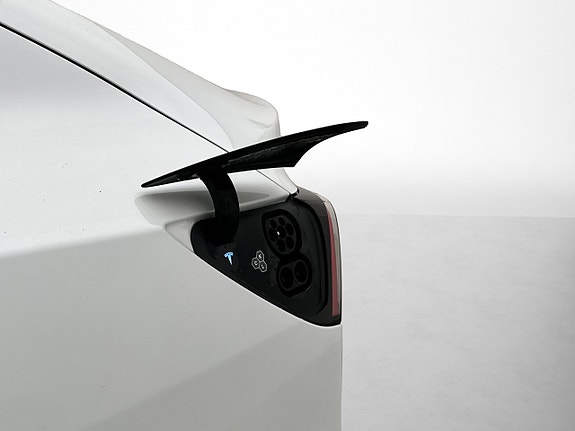 Tesla Model Y 28 of 30