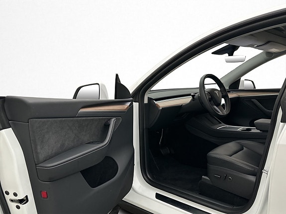 Tesla Model Y 11 of 30