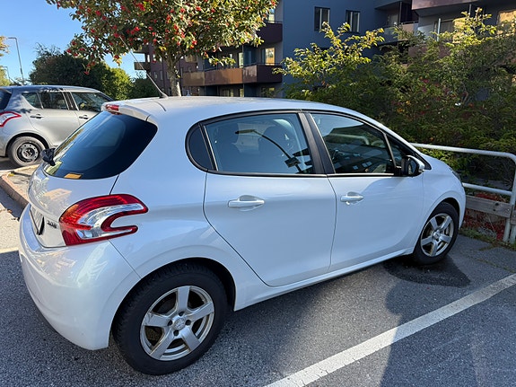 Peugeot 208 2 of 3