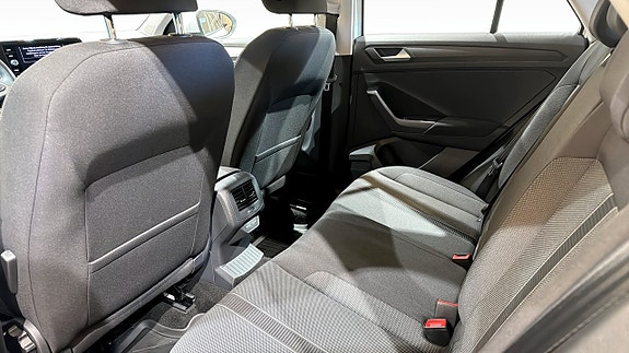 Volkswagen T-Roc 11 of 18