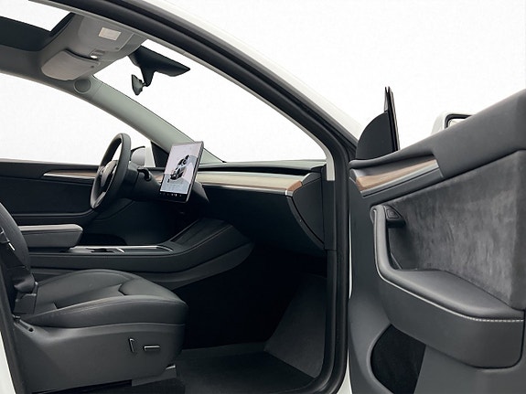 Tesla Model Y 16 of 30