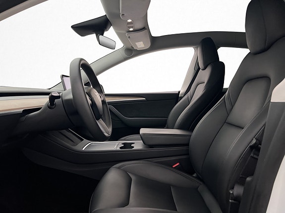 Tesla Model Y 23 of 30