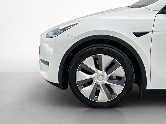 Tesla Model Y 11 of 30