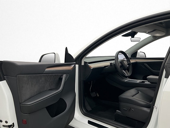 Tesla Model Y 22 of 30
