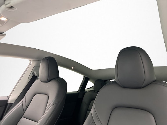 Tesla Model Y 24 of 30