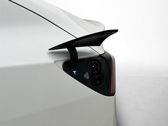 Tesla Model Y 18 of 30