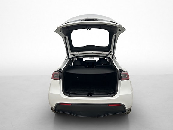 Tesla Model Y 17 of 30