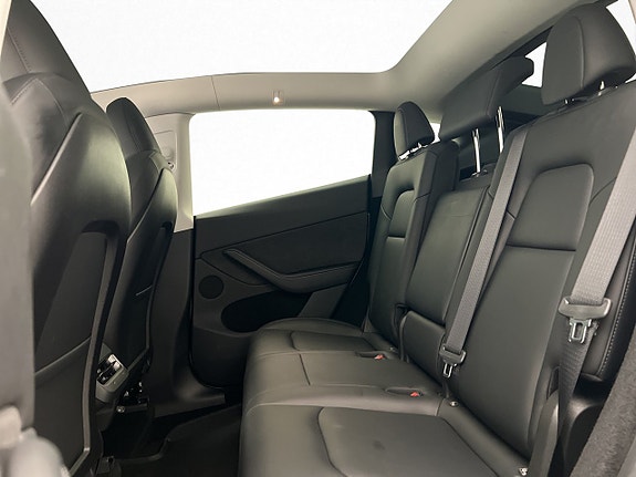Tesla Model Y 19 of 30