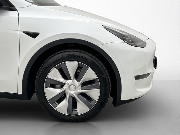 Tesla Model Y 14 of 30