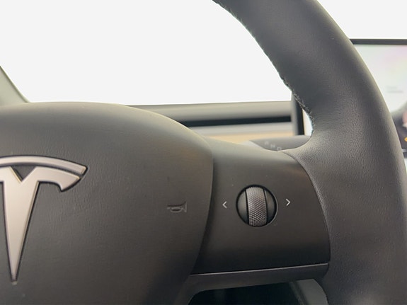 Tesla Model Y 21 of 30