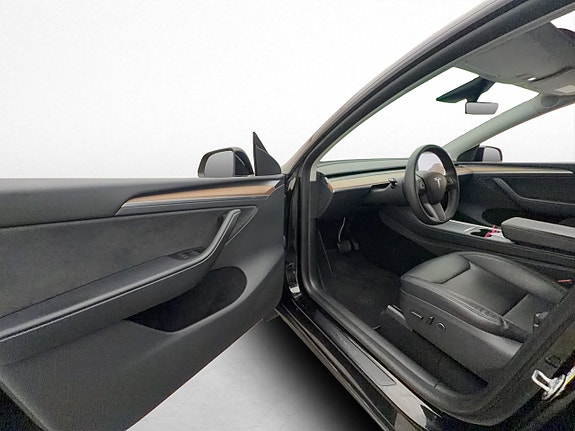 Tesla Model Y 12 of 30