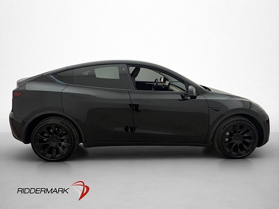Tesla Model Y 10 of 30