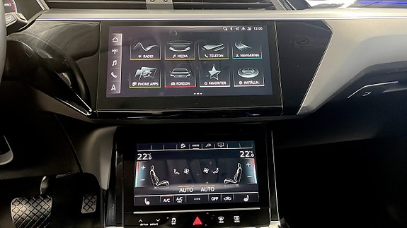 Audi e-tron 10 of 21