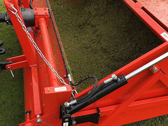 Turf-Zweeper ST180C – professionell gräs- & lövuppsamlare 2 of 5