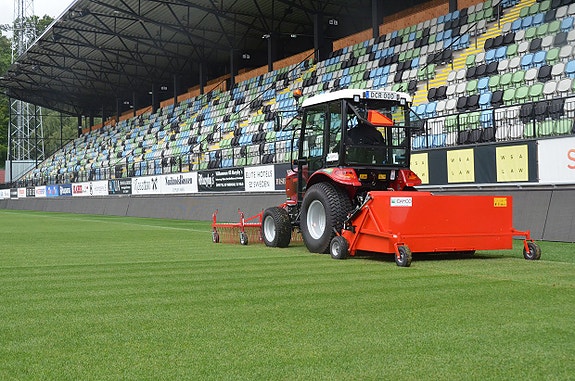 Turf-Zweeper ST180C – professionell gräs- & lövuppsamlare