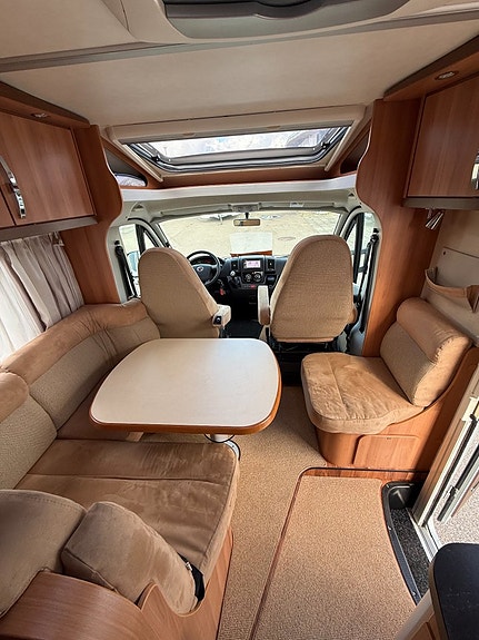 Hymer T 674 CL Höga långbäddar, bra lastvikt, välvårdad husbil! 9 of 21