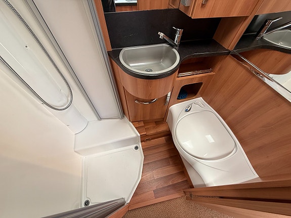 Hymer T 674 CL Höga långbäddar, bra lastvikt, välvårdad husbil! 12 of 21
