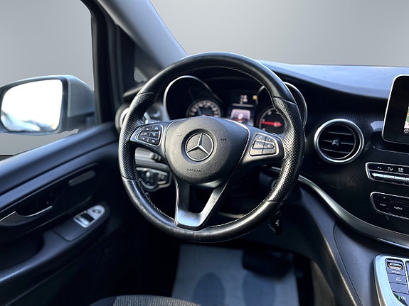 Mercedes-Benz V220 10 of 13