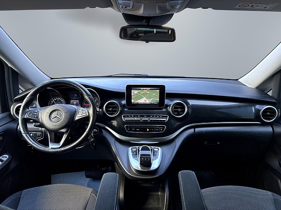 Mercedes-Benz V220 9 of 13