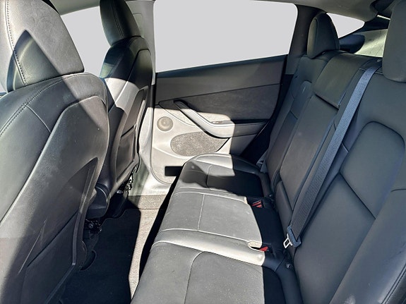 Tesla Model Y 9 of 14