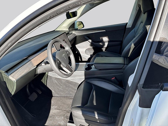 Tesla Model Y 8 of 14