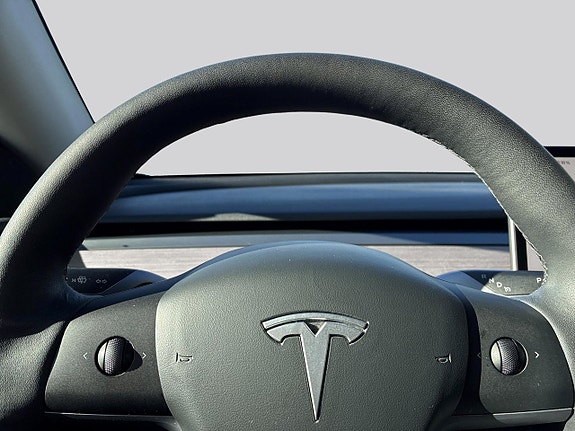 Tesla Model Y 10 of 14