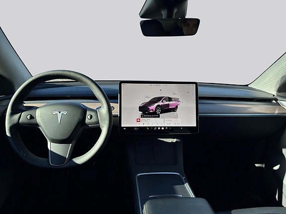 Tesla Model Y 7 of 14