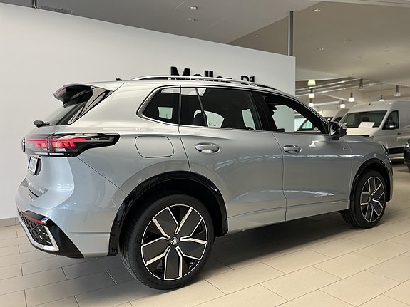Volkswagen Tiguan 2 of 16