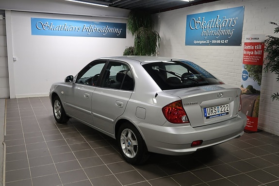 Hyundai Accent 2 of 7