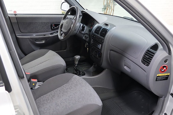 Hyundai Accent 5 of 7