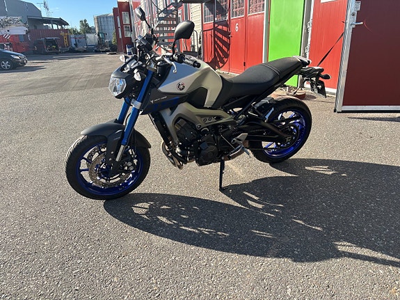 Yamaha MT-09 3 of 4